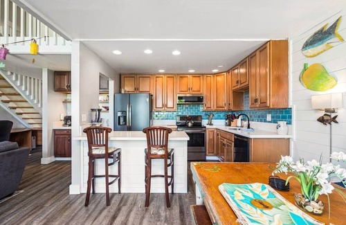 Kaiulani Casa | 3BR - sleeps 7! Golf course and ocean views. Steps from Westin. Walk to beach!