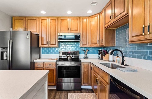 Kaiulani Casa | 3BR - sleeps 7! Golf course and ocean views. Steps from Westin. Walk to beach!