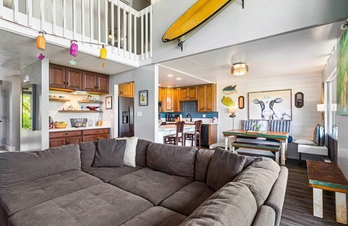 Kaiulani Casa | 3BR - sleeps 7! Golf course and ocean views. Steps from Westin. Walk to beach!