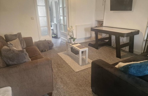 Kidwelly Casa | 3BR-Sleeps6-PetsOK-Off road parking-Garden