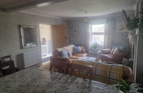 Kidwelly Casa | 3br-sleeps6-petsok-off Road Parking-garden