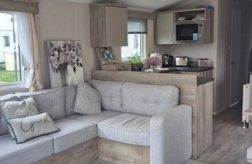 Gronant Cabina | 3BR-Sleeps8-Parking-Pool-Prime Location