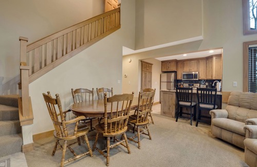 Boyne Falls Condominio | 3BR Slopeside Disciples Village Condo - Increíble Ski In / Ski Out en Boyneland!