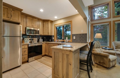 Boyne Falls Condominio | 3BR Slopeside Disciples Village Condo - Increíble Ski In / Ski Out en Boyneland!