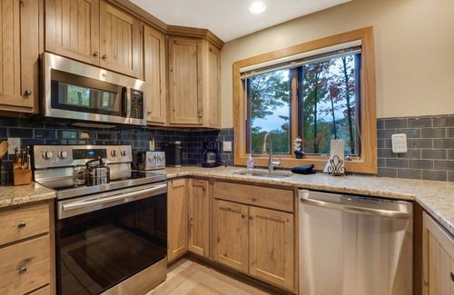 Boyne Falls Condominio | 3BR Slopeside Disciples Village Condo - Increíble Ski In / Ski Out en Boyneland!