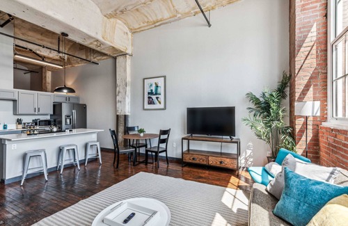 Crossroads Arts District Apartamento | 3BR Stunning Downtown Historic Loft with Gym