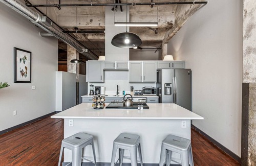 Crossroads Arts District Apartamento | 3BR Stunning Downtown Historic Loft with Gym