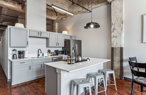Crossroads Arts District Apartamento | 3BR Stunning Downtown Historic Loft with Gym