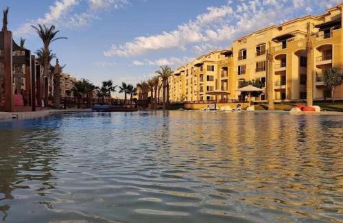 Cairo Apartamento | 3BR Stylish Apt Ensuite & Pvt Garden, New Cairo, Stone Residence