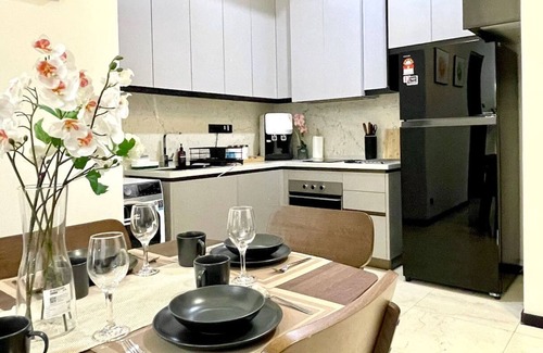 City Centre Apartamento | 3BR Suite KLCC View w/ balcony, Nflx & 2 Parking