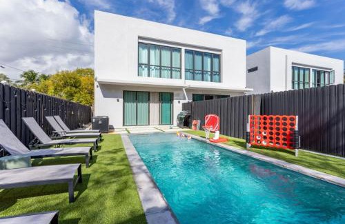 Buena Vista Casa | 3BR Vibrant Havana Villa in Miami, Pool, Grill, Backyard