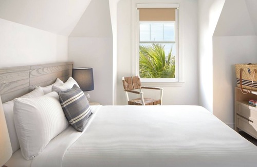 Key West Hotel | 3BR Villas for Your Beach Getaway with Shuttle Service, Onsite Parking, Pools!