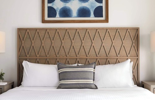 Key West Hotel | 3BR Villas for Your Beach Getaway with Shuttle Service, Onsite Parking, Pools!