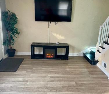 Temple Hills Casa | 3BR W/BASEMENT HOME 'THE LION’S DEN'