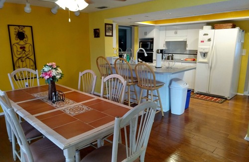 Forest Hills Casa | 3BR Waterfront Oasis W / Piscina privada climatizada y amplia terraza