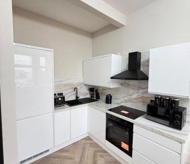 North West Apartamento | 3BR West End Flat w Free Parking