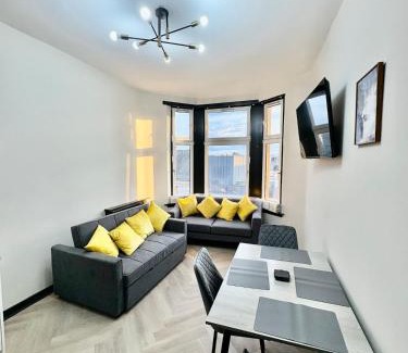 North West Apartamento | 3BR West End Flat w Free Parking