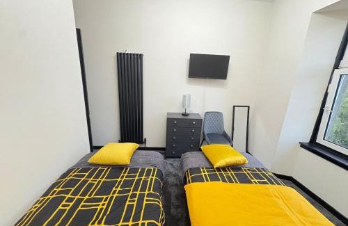 North West Apartamento | 3BR West End Flat w Free Parking