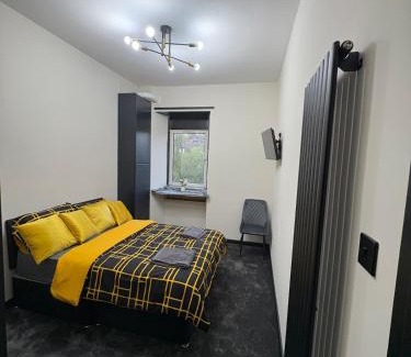 North West Apartamento | 3BR West End Flat w Free Parking