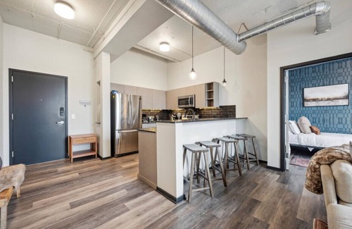 Fairmount Apartamento | 3BR with Gym, Game Rm, Rooftop | The Chestnut Apt