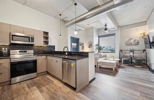 Fairmount Apartamento | 3BR with Gym, Game Rm, Rooftop | The Chestnut Apt