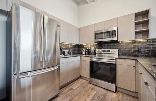Fairmount Apartamento | 3BR with Gym, Game Rm, Rooftop | The Chestnut Apt