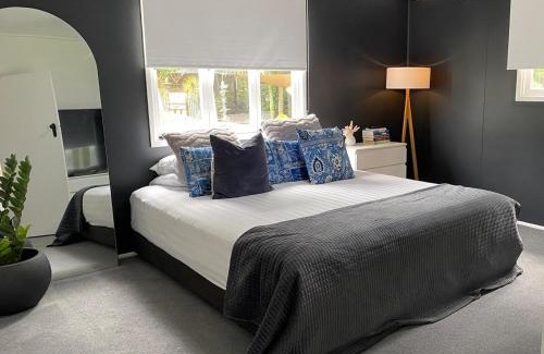 Burleigh Heads Casa | 3BRM Burleigh Beach Retreat - Walk to Cafes, Shops and Surf!