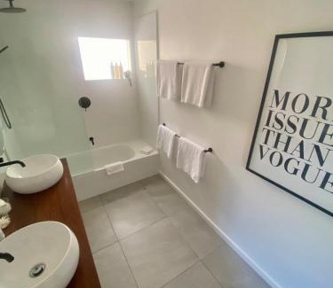 Burleigh Heads Casa | 3BRM Burleigh Beach Retreat - Walk to Cafes, Shops and Surf!