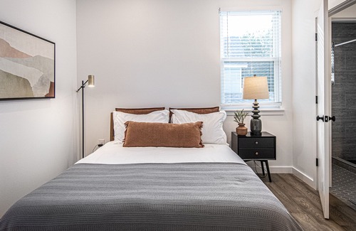 North University Casa | 3BRM Tiffany House Near University of Texas