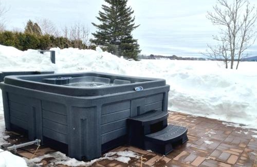 Hebertville Casa | 3CH - Bord de lac & Spa, foyer, billard, AC et plus