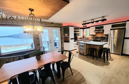Hebertville Casa | 3CH - Bord de lac & Spa, foyer, billard, AC et plus