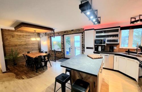 Hebertville Casa | 3CH - Bord de lac & Spa, foyer, billard, AC et plus