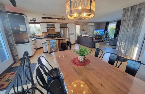 Hebertville Casa | 3CH - Bord de lac & Spa, foyer, billard, AC et plus