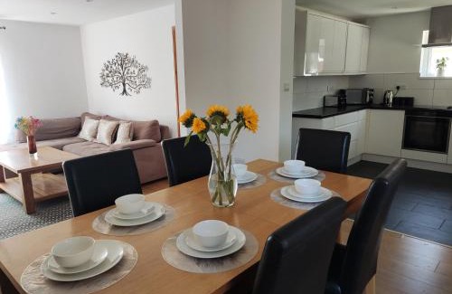 Bournemouth Apartamento | 3double bed house 3-8 guests, contractors, free parking close to Hospital, JP Morgan, nature reserves, golf courses, beach