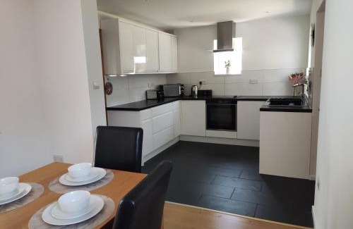 Bournemouth Apartamento | 3double bed house 3-8 guests, contractors, free parking close to Hospital, JP Morgan, nature reserves, golf courses, beach