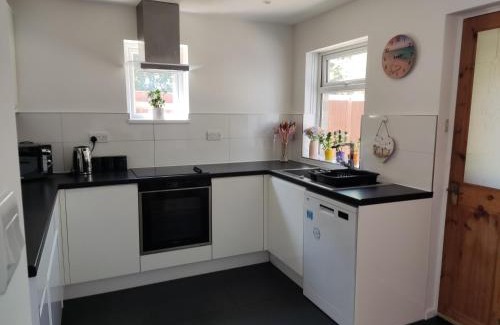 Bournemouth Apartamento | 3double bed house 3-8 guests, contractors, free parking close to Hospital, JP Morgan, nature reserves, golf courses, beach