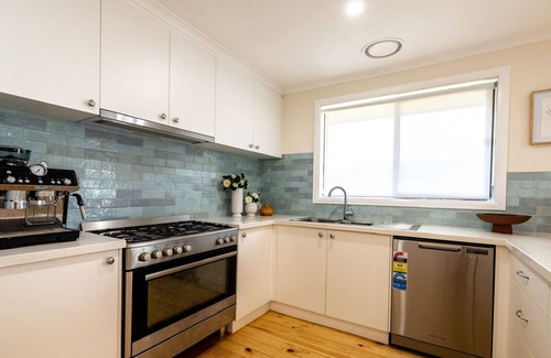 Invermay Park Casa | 3dr renovated home, near shops, Ballarat CBD & Melb Freeway