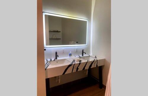 North Oakland Apartamento | 3E-Spacious 2 bedroom in Oakland, sleeps 8