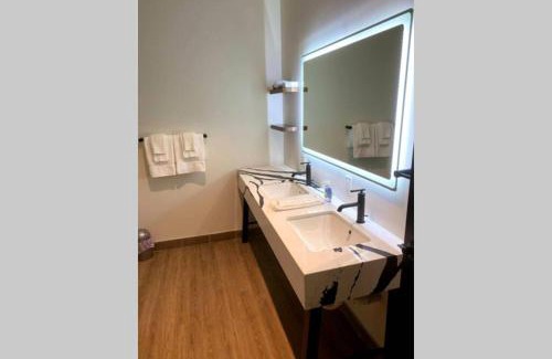 North Oakland Apartamento | 3E-Spacious close to PITT/CMU/Carlow, Sleeps 4