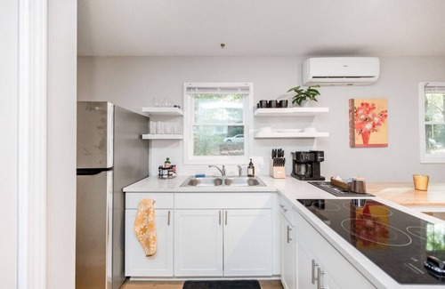 Southeast Raleigh Apartamento | 3mi to Dwtn | Hot Tub & Fire Pit