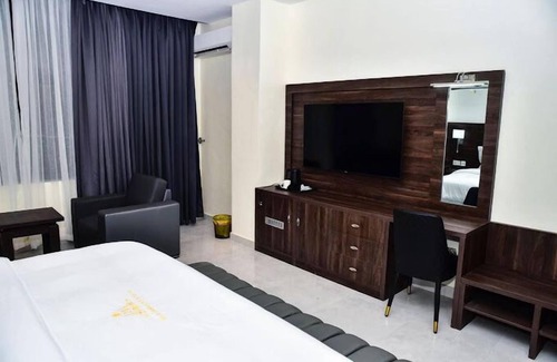 Ofin Hotel | 3pple M Continental Hotel & Suites