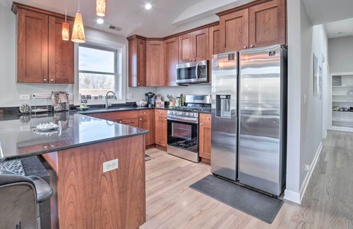 Tri-Taylor Condominio | 3rd-Floor Chicago Condo: Walk to CTA Stations!