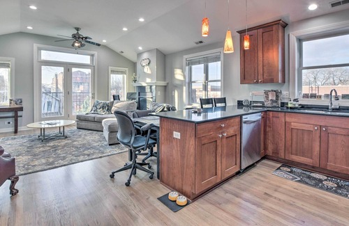 Tri-Taylor Condominio | 3rd-Floor Chicago Condo: Walk to CTA Stations!