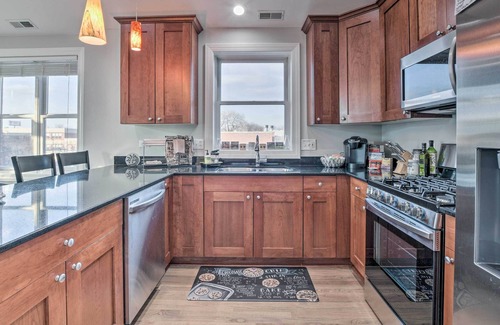 Tri-Taylor Condominio | 3rd-Floor Chicago Condo: Walk to CTA Stations!