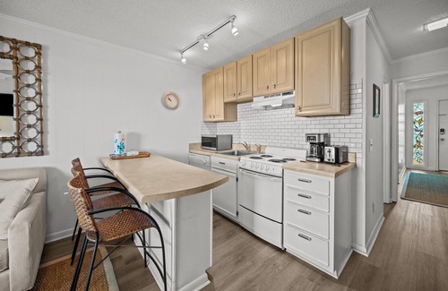Isle of Palms Condominio | 3rd Floor Oceanfront Condo!! Community Pool & Pier w/ 1000 ft fishing pier!