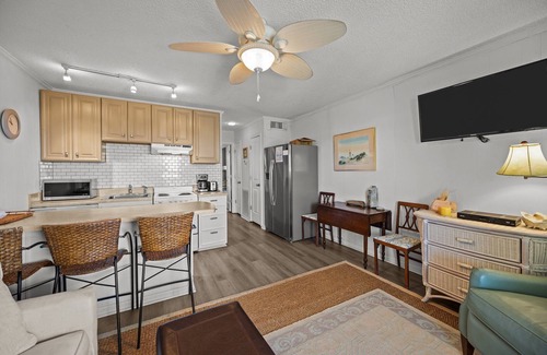 Isle of Palms Condominio | 3rd Floor Oceanfront Condo!! Community Pool & Pier w/ 1000 ft fishing pier!