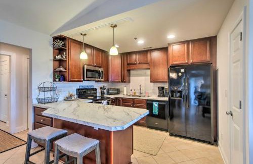 Darien Apartamento | 3rd-Floor Riverfront Condo Walk to Downtown Eats!