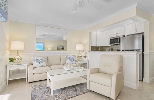 Shell Harbor Condominio | 3rd Floor Sanibel Condo With Balcony And Beach Views - Sandalfoot 4B3