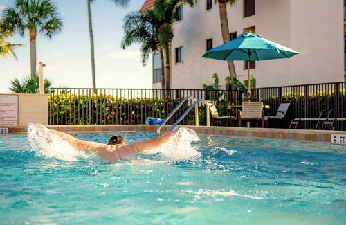 Shell Harbor Condominio | 3rd Floor Sanibel Condo With Balcony And Beach Views - Sandalfoot 4B3