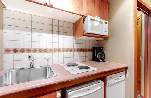 Village North Apartamento | 3rd-floor studio with hot tubs, a pool, saunas, & fitness room